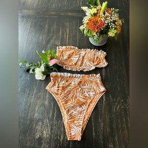 High-waisted Bikini set with detachable straps. Size XS